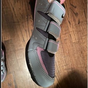 Used Nike cycle shoes. They don’t have clips.